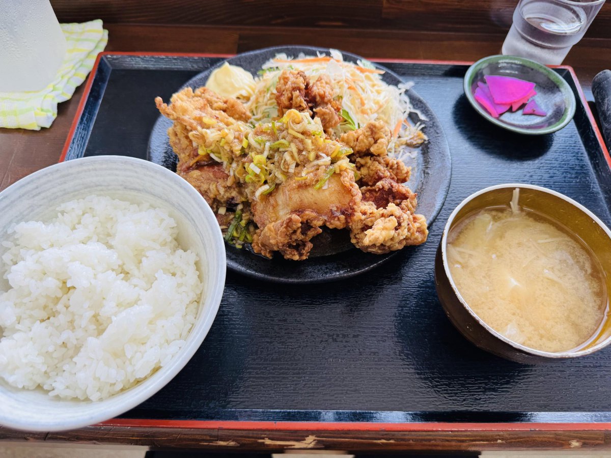 ms_book's tweet photo. 初めて横手市の山内食堂に行きました！
油淋鶏定食を頂きましたが一個一個がデカいし美味いしで大満足です！！
デカ盛りの半チャーハンはビビって注文できませんでした……次回こそは……！！
#山内食堂
#横手市
#ミライア本荘店 https://t.co/ofPz3uZYEB