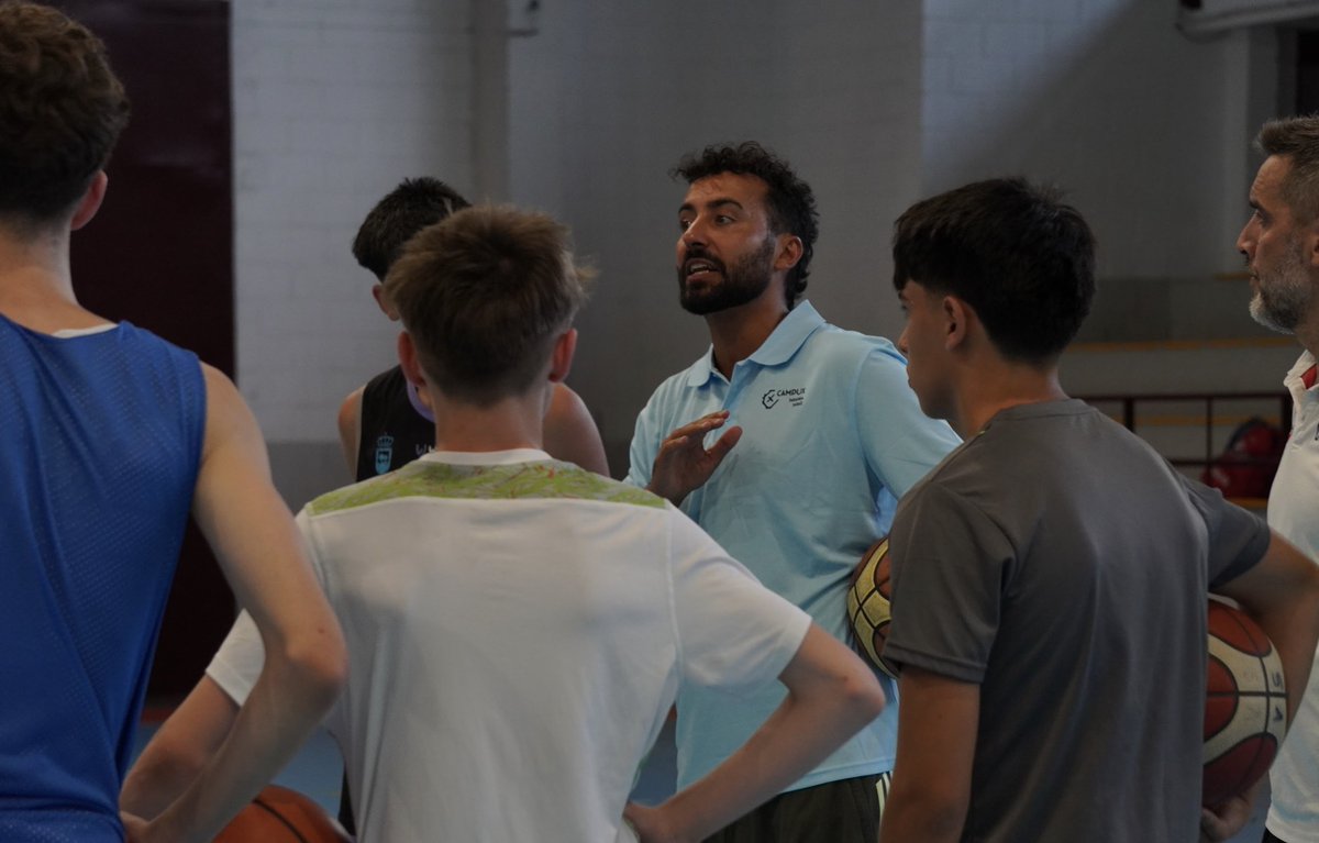 PitiHurtado's tweet photo. También hemos tenido en pista a David Jimeno, entrenador de desarrollo de jugadores del primer equipo del @RMBaloncesto. Que ha sido Coordinador de la Cantera de @Penya1930 durante muchos años y muchos éxitos. 
La llegada técnica de sus ideas fue espectacular y su energía e intensidad contagió a los campuxeros, que fliparon con él.
