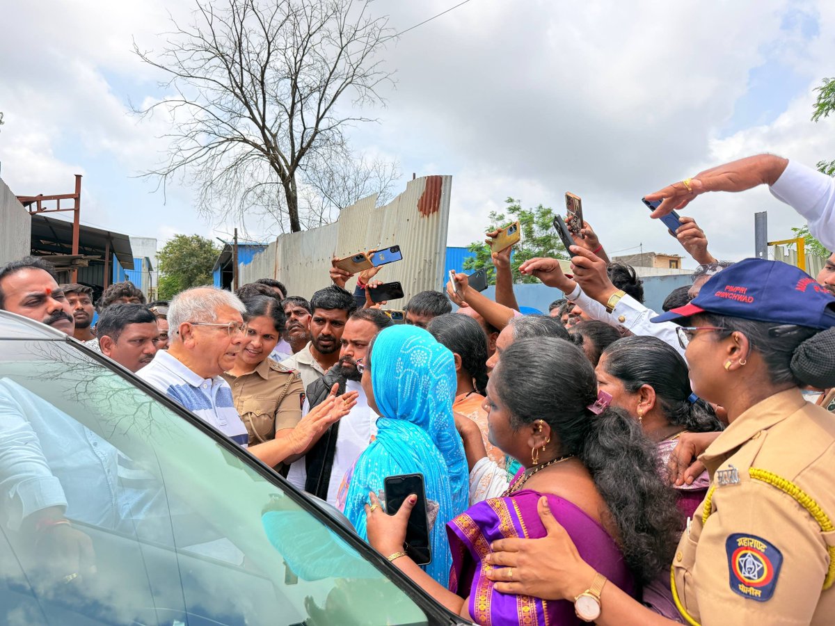 Prksh_Ambedkar's tweet photo. पिंपरी चिंचवडमधील मोशी येथे कचरा डेपोतील वेस्ट टू एनर्जी प्रकल्पाच्या प्रशासकीय इमारतीवर कचऱ्याचा प्रचंड डोंगर कोसळल्यामुळे भीषण दुर्घटना घडली. यात काही जणांचा मृत्यू झाला.

आज सकाळी मी घटनास्थळी भेट देऊन पाहणी केली. पीडित कुटुंबीयांशी संवाद साधला. घडलेली घटना ही दुर्दैवी आहे. 

घनकचरा व्यवस्थापन हा महत्त्वाचा विषय दुर्लक्षित आहे. पिंपरी चिंचवड शहरातून दररोज 1400-1500 टन कचरा दररोज जमा होतो. या कचऱ्यातून निघणाऱ्या गॅसचे योग्य व्यवस्थापन आणि त्यासाठी शासकीय पातळीवर यंत्रणा नसल्याचे हे परिणाम आहेत. यासाठी पूर्णवेळ शासकीय डिपार्टमेंट असले पाहिजे.

पिंपरी चिंचवड महानगरपालिका आणि शासनाने पीडित कुटुंबियांना आर्थिक मदत करावी. 

या घटनेत मृत पावलेल्यांना भावपूर्ण आदरांजली!

#Moshi