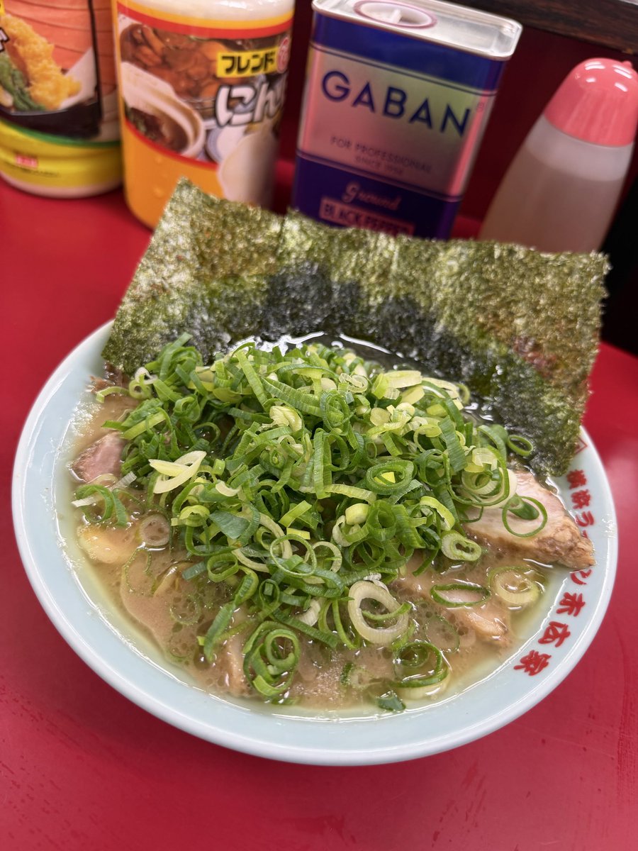 begito0's tweet photo. ⭐️ 横浜ラーメン 末広家 さんへ ⭐️

チャーシューメン🍲🥩
京都直送九条ネギ🟢

🍲スープは絶妙にまろやかで絶品👍
🥩はしっかり煮込まれ旨みを実感👍
🟢九条ネギの甘みと風味が下支え👍

旨い‼️‼️
名店の旨さを改めて
インストールしました😋

ご馳走様でした🙏 また伺います🙇‍♂️ https://t.co/ku2S01wh6L