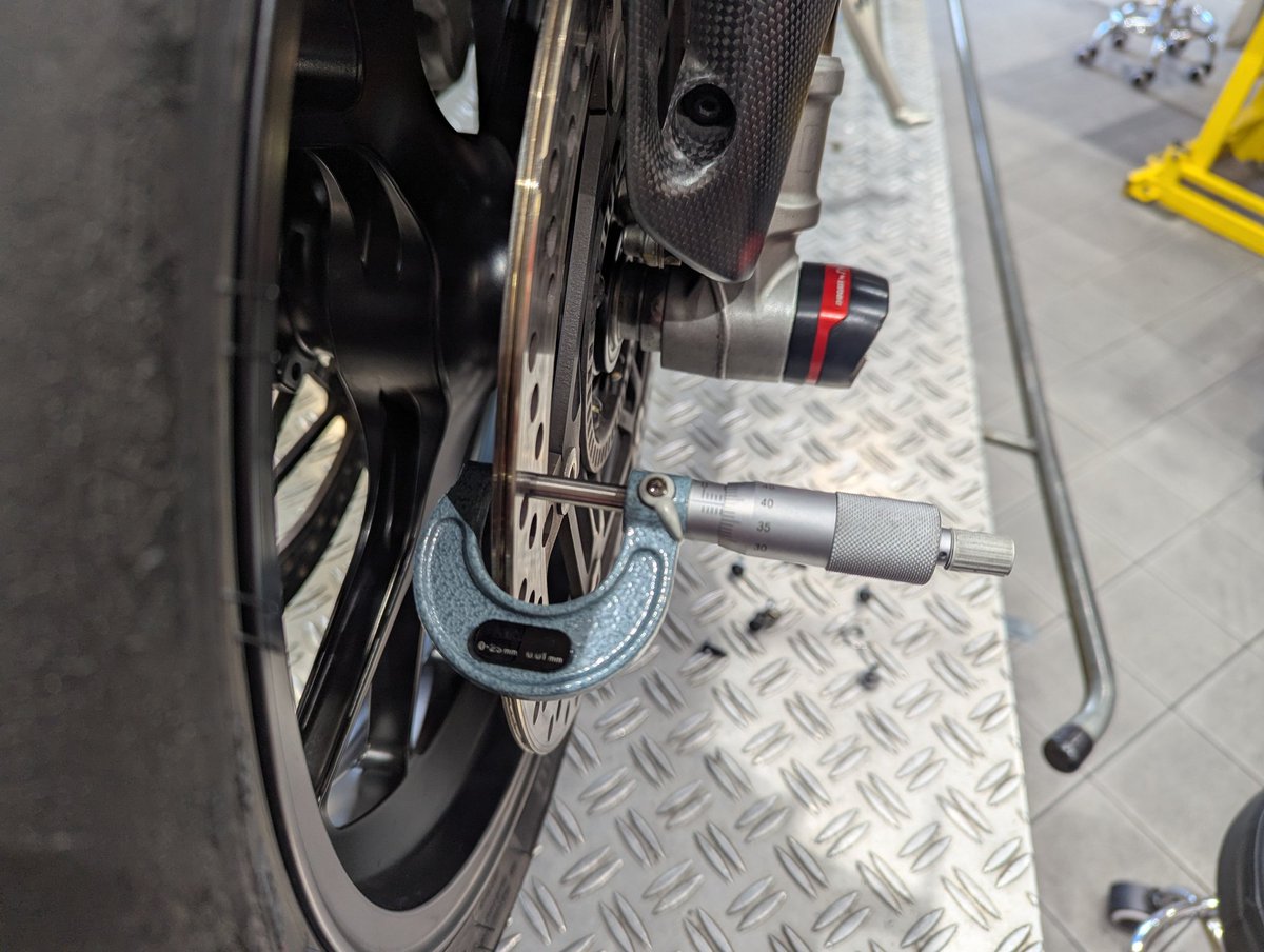 Ducati_Service's tweet photo. 🇮🇹　panigale V4R　🇮🇹
12ヶ月点検。
F  Rブレーキディスク
MIN   4.5mmですが
F  4.89mm
R  5mm
でした。
#DLT
#DucatiLifestyleTokyo
#ドゥカティ
#ducati
#Ducati https://t.co/zdRlgbivi3