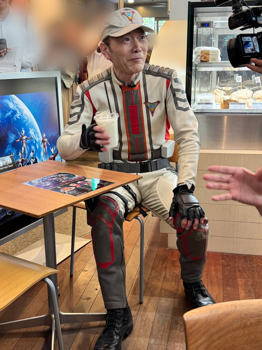 magmag_cry's tweet photo. 1階のカフェで友達とコラボメニュー食べてたら、目の前の席にまさかのムナカタ副隊長が訪れて、ミルクを注文するというスーパーサプライズ

撮影可なのでウルトラマンティガをどんどん広めて欲しいとの事でした。店内のお子様にも手を握ってあげたり、本当にカッコよかったです。 https://t.co/zROmxgPDT4