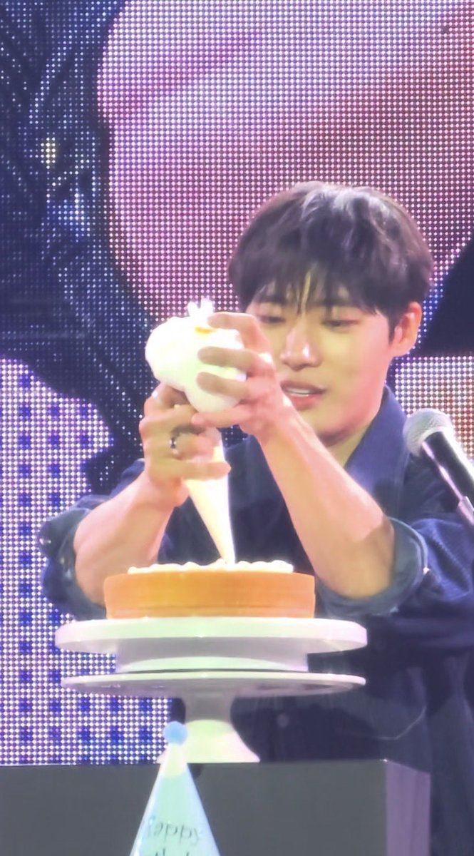 kitty_chulove's tweet photo. 생크림짜는 손이 왤케 귀엽냐 https://t.co/6YUM9mgUeN