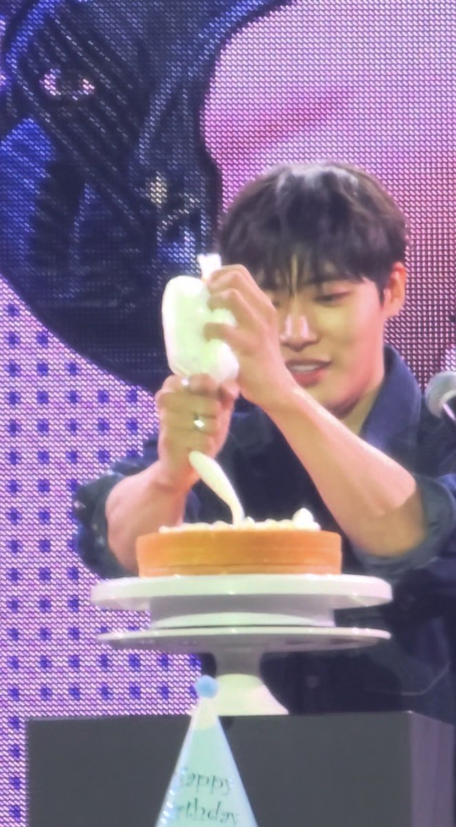 kitty_chulove's tweet photo. 생크림짜는 손이 왤케 귀엽냐 https://t.co/6YUM9mgUeN