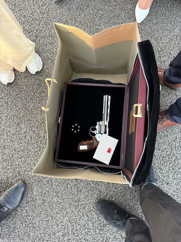 mahfildijital's tweet photo. 🔴 ABD’li bir yorumcunun, bazı liderlerin CB Erdoğan’ın hediye ettiği silahı ülkelerine götürememesi hakkında paylaşımı:

“Erdoğan bu hamlesiyle tam bir dahiydi. Bu tek hareket, Avrupa'daki NATO üyelerinin tamamının sadece korkaklardan ibaret olduğunu ifşa etti.

Bir askeri ittifakta kendi ulus devletinin çıkarlarını temsil ediyorsun. Savaştan bahsediyorsun. Düşmanı öldürmekten.

Zirveye ev sahipliği yapan ülkenin lideri sana bir tabanca hediye ediyor. Ve senin ulusun o kadar pısırık, o kadar yozlaşmış, o kadar düpedüz zayıf ki, hediyeyi elinde bile tutamıyorsun.

Erdoğan'dan ustaca, 200 IQ'luk bir hamle.”
