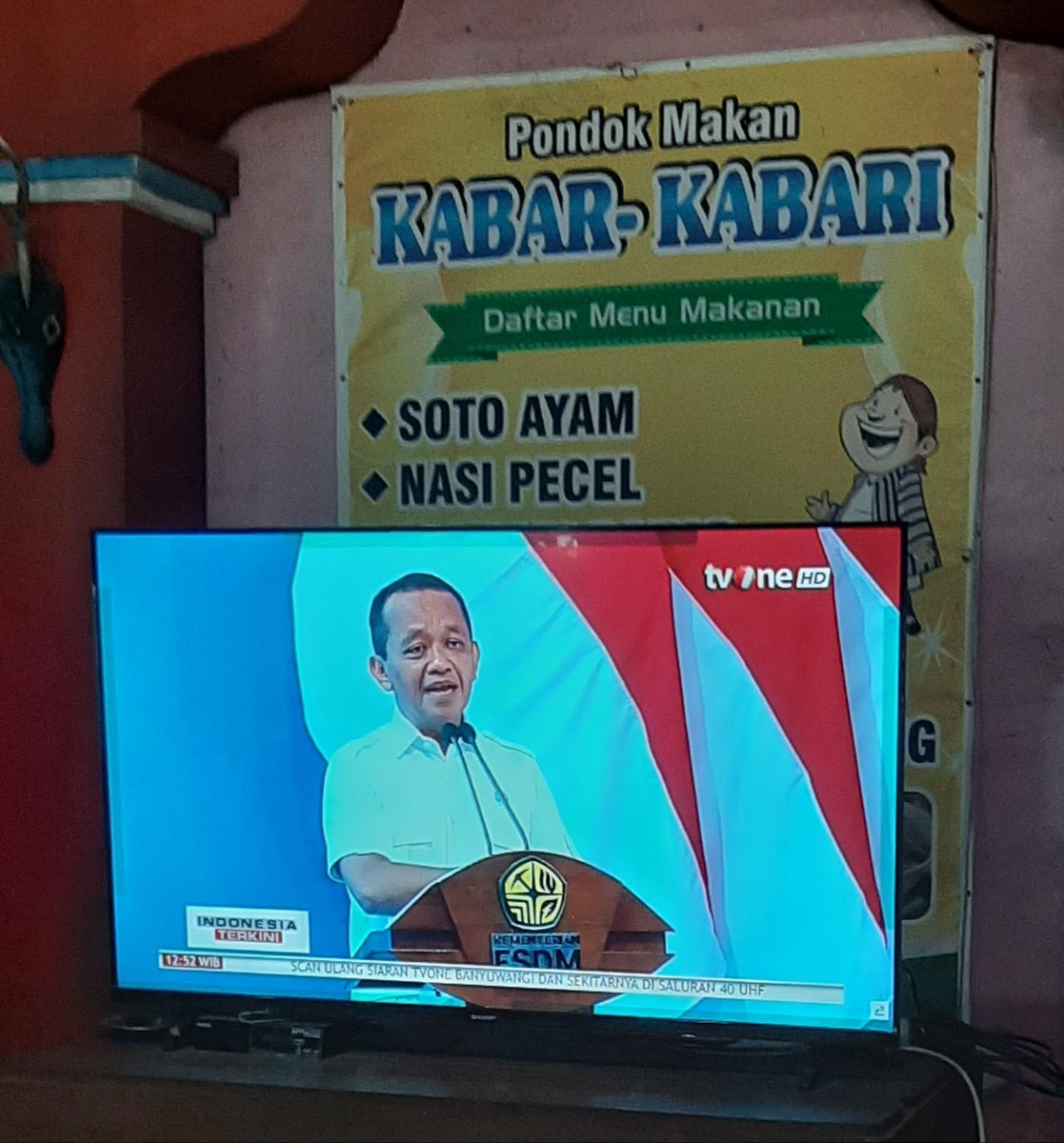 picoez's tweet photo. Gak pernah nonton siaran TV, sekalinya liat TV di warung makan, eh malah yang muncul Bahlil https://t.co/UzmOMwmJTa