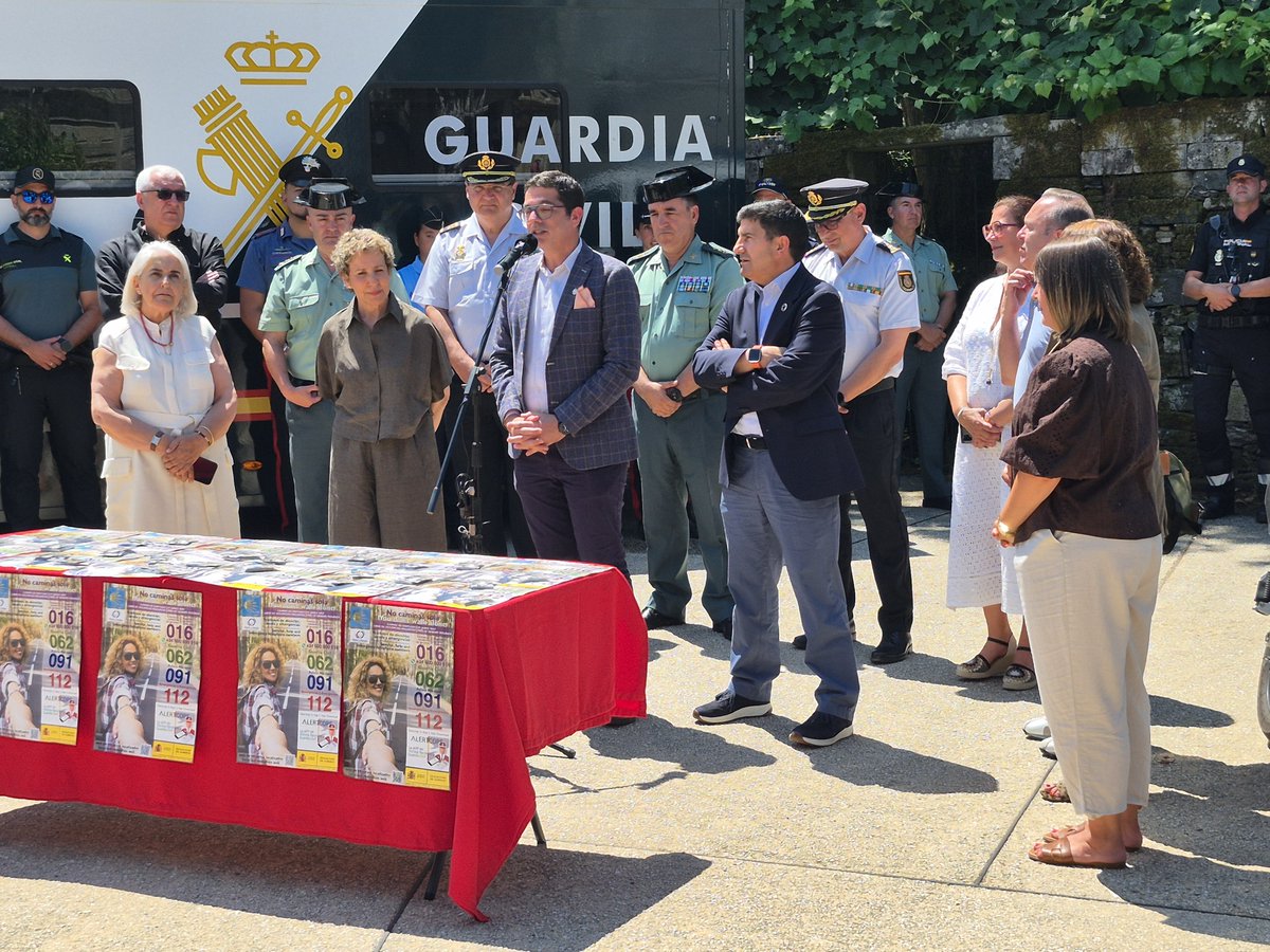 COFCoruna's tweet photo. Las farmacias en municipios del #CaminodeSantiago colaboran en la difusión de la campaña "No Caminas Sola", presentada ayer en Melide https://t.co/k6lUFJVupt https://t.co/Y1JPJEH6eb