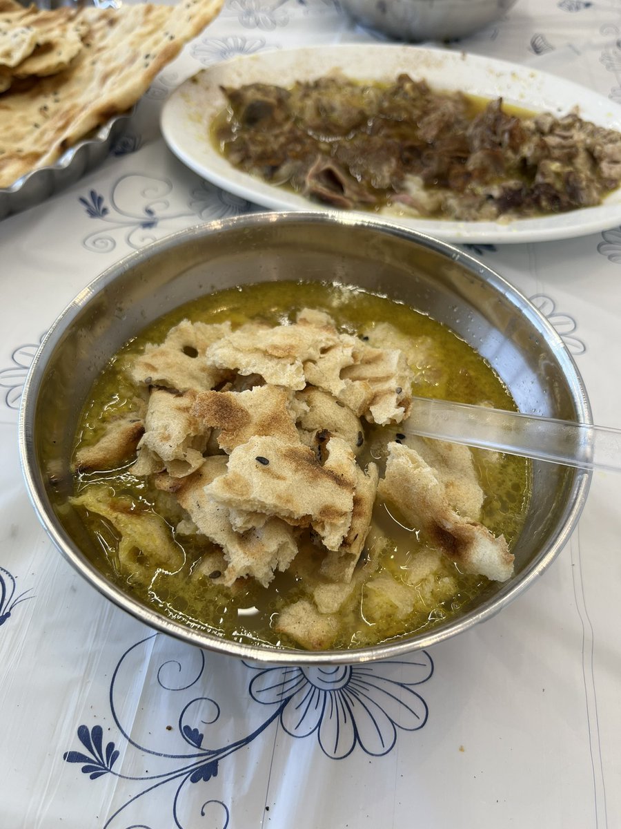filsoofff_'s tweet photo. درود بر کله پاچه صبح جمعه

📍فلکه فیض https://t.co/54vs2cqgyn