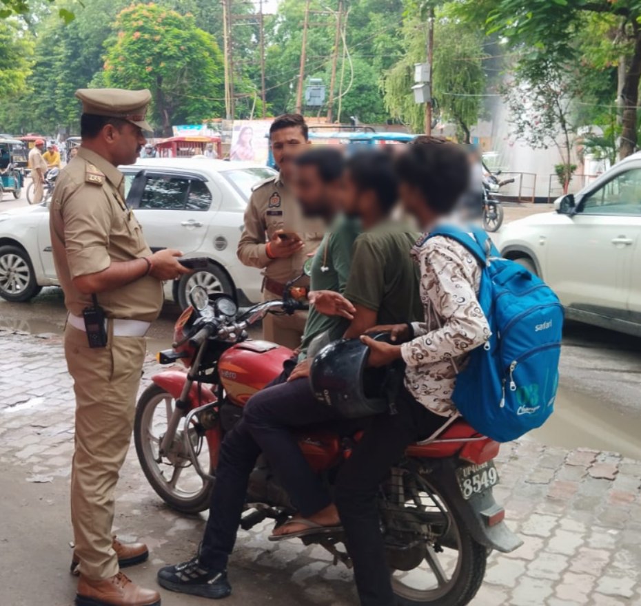 bahraichpolice's tweet photo. #SPBahraich के निर्देशन में, 
#CO_यातायात के नेतृत्व में सड़क सुरक्षा एवं सुगम यातायात व्यवस्था बनाए रखने हेतु यातायात पुलिस बहराइच द्वारा अभियान चलाकर नियमों का उल्लंघन कर संचालित वाहनों के विरुद्ध मोटर वाहन अधिनियम के अंतर्गत प्रभावी कार्यवाही की गई। 
#UPPolice https://t.co/ckUHybLExd