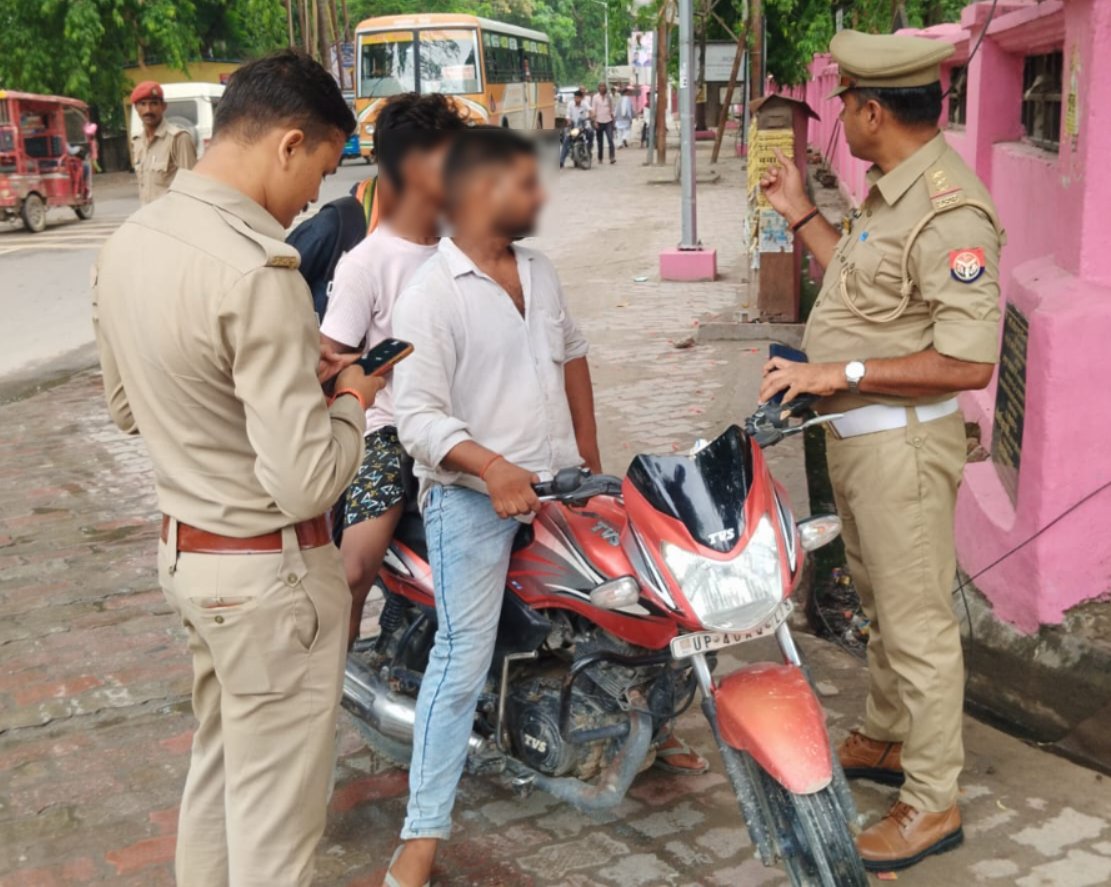 bahraichpolice's tweet photo. #SPBahraich के निर्देशन में, 
#CO_यातायात के नेतृत्व में सड़क सुरक्षा एवं सुगम यातायात व्यवस्था बनाए रखने हेतु यातायात पुलिस बहराइच द्वारा अभियान चलाकर नियमों का उल्लंघन कर संचालित वाहनों के विरुद्ध मोटर वाहन अधिनियम के अंतर्गत प्रभावी कार्यवाही की गई। 
#UPPolice https://t.co/ckUHybLExd