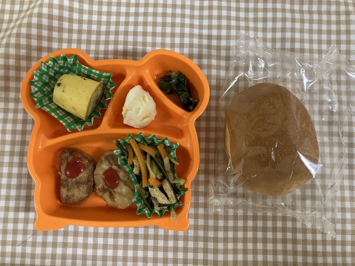 azabukg's tweet photo. 今日の弁当給食（７月１０日）
パンプキンパン
おさかなナゲット
水菜の煮びたし
マッシュポテト
チンゲン菜の和え物
バナナ https://t.co/L60wdIsLXQ