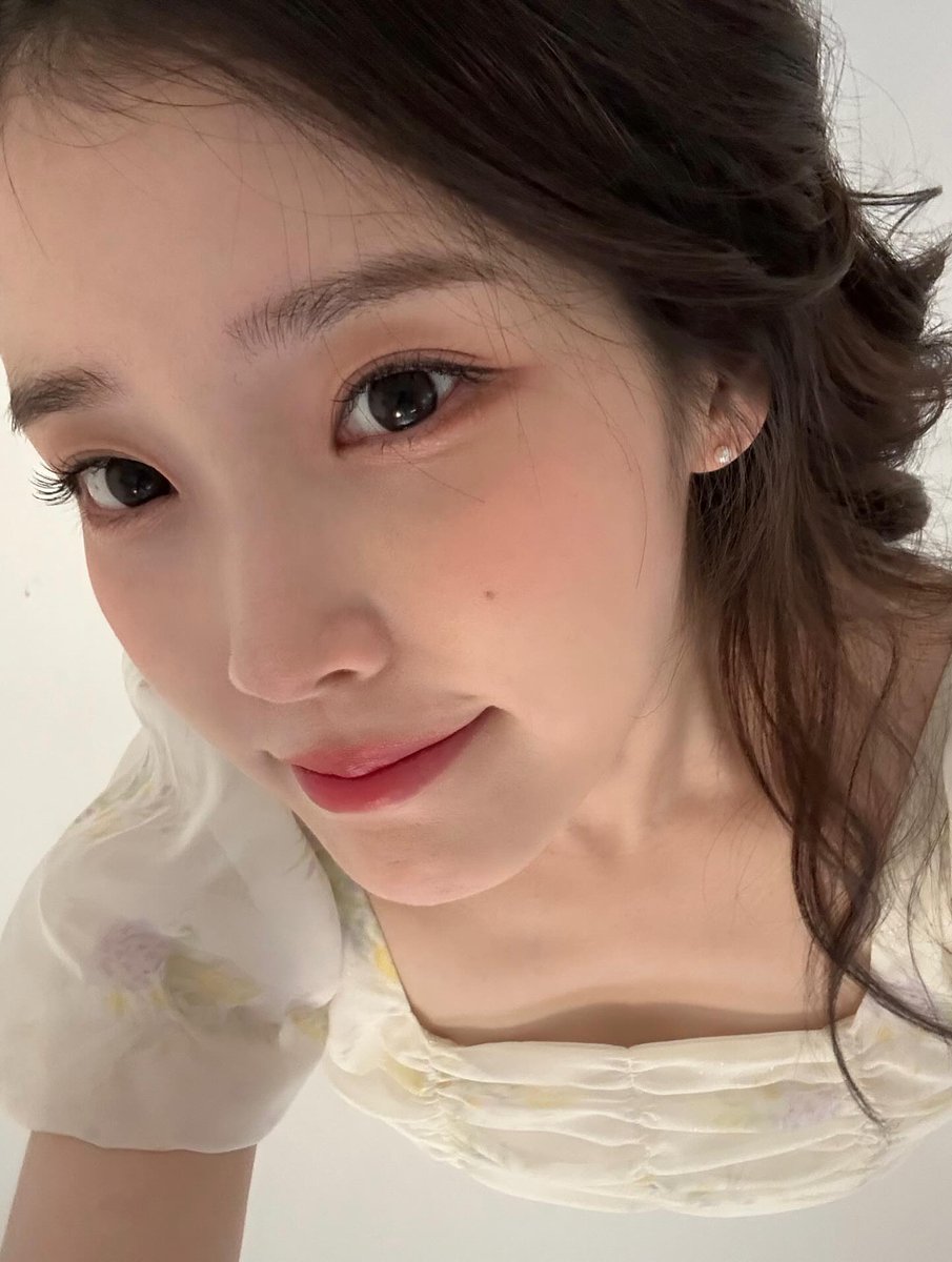 wlrmaeun's tweet photo. 올해 제일 기대되는 아이유 언니 소식은 아무래도 앨범과 콘서트!! 보통 최종 결과물만 공개되지만, 이번 앨범은 창작 과정 전체를 촬영하며 리허설을 포함한 모든 과정이 작품의 중요한 부분이 될 거라는 점이 미치게 함....🥹 큰 거 옵니다 https://t.co/x03ENAv7Tv