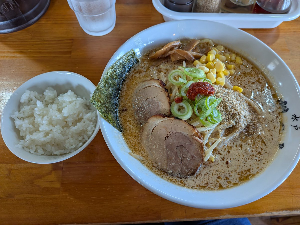 門つる 白味噌ラーメン大盛り＆半ライス(無料)🍜🍚 安定の美味しさです