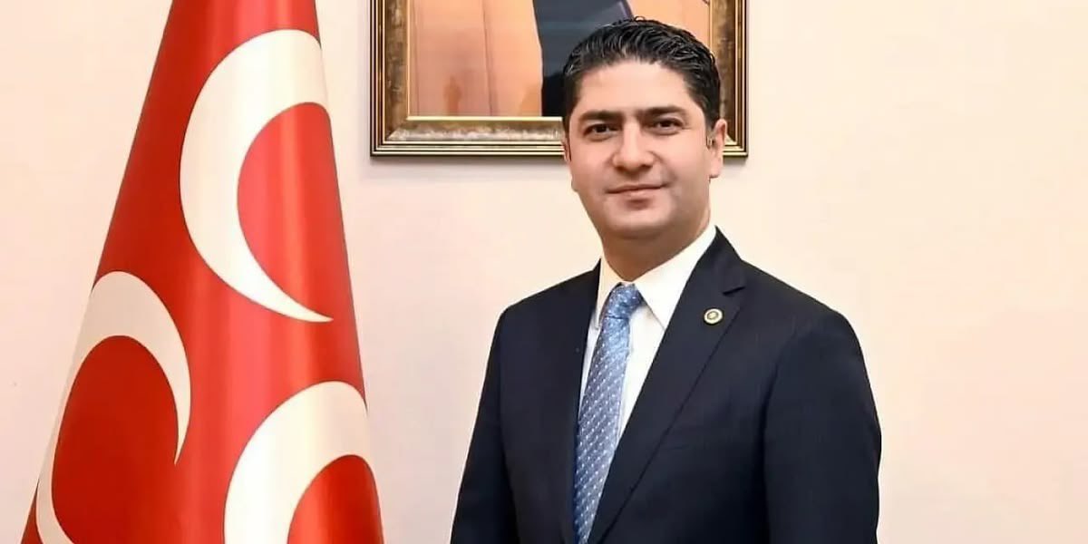 bilgiselanaliz's tweet photo. Milliyetçi Hareket Partisi (MHP) Genel Başkan Yardımcısı ve Kayseri Milletvekili İsmail Özdemir, FETÖ ile mücadelenin Kayseri'de istenilen seviyeye ulaşmadığını belirterek, önümüzdeki dönemde Türkiye gündemini yakından ilgilendirecek önemli hukuki süreçlerin başlayacağını söyledi. Özdemir, "Bugün itibar edilen çok sayıdaki ismin aslında ve gerçekte vatana nasıl ihanet ettiği görülecektir." dedi.
FETÖ'nün Kayseri'yi uzun yıllardır önemli bir merkez ve hedef alanı olarak gördüğünü ifade eden MHP Genel Başkan Yardımcısı ve Kayseri Milletvekili İsmail Özdemir, "FETÖ için Kayseri önemli bir merkez ve hedef sahalarının başında geliyor. Ne yazık ki bu karanlık yapıyla mücadele anlamında Kayseri'de başarılı sonuçlar alındığını söyleyebilmek mümkün değil. Hâlâ çok sayıda kuruma sızmış ve kendisini unutturduğunu zanneden çevreler var. Yaşanan bazı hukuki soruşturmalar da bu durumu işaret ediyor" dedi.

Bazı ilişki ağlarının ve kişisel hesapların mücadeleye zarar verdiğini vurgulayan Özdemir, "Bazı yakın ilişki ağları şehrimizin FETÖ ile birlikte uzantıları ve iltisaklılarından arındırılması çabalarına zarar verdi. 'Senden-benden' anlayışının sürdürülmesi ve nefsi yaklaşımlar da bu mücadeleyi olumsuz etkileyen gelişmelerin başında geldi. Milliyetçi Hareket Partisi olarak bizler bu girişimlerin her zaman karşısında olduk." ifadelerini kullandı.
Özdemir, özellikle bazı sivil toplum kuruluşları ile yargı camiasına sızan ve ilgili yargı organlarınca FETÖ iltisakı nedeniyle kayıt altına alınmış kişilere çeşitli çevreler tarafından referans verilmesinin hem Kayseri'ye hem de Türkiye'ye zarar verdiğini belirtti.

Yakın zamanda kamuoyunun yakından takip edeceği önemli hukuki süreçlerin başlayacağını ifade eden Özdemir, "Yakında Türkiye gündemini ilgilendirecek bazı önemli yasal süreçler işleme alınacaktır." dedi.
Özdemir sözlerini şu şekilde sürdürdü:
"FETÖ için Kayseri önemli bir merkez ve hedef sahalarının başında geliyor. Ne yazık ki bu karanlık yapıyla mücadele anlamında Kayseri’de başarılı sonuçlar alındığını söyleyebilmek mümkün değil. Hala çok sayıda kurumlara sızmış ve kendisini unutturduğunu zanneden çevreler var. Yaşanan bazı hukuki soruşturmalar bu durumu işaret ediyor. Bununla beraber, bazı yakın ilişki ağları şehrimizin FETÖ ile beraber, uzantıları ve iltisaklılarından arındırılması çabalarına zarar verdi. Senden-benden anlayışının sürdürülmesi ile nefsi yaklaşımlar da bu çabalara zarar veren diğer gelişmelerin başında geldi. Milliyetçi Hareket Partisi olarak bizler bu girişimlerin her zaman karşısında olduk. Bilhassa bazı sivil toplum kuruluşları ile yargı camiasına sızmış, hatta ilgili yargı organları tarafından FETÖ iltisakı sebebiyle kodlanmış şahıslara sözümona referanslar sunulması günün sonunda Kayseri ve Türkiye’ye zarar veriyor.
Yakında Türkiye gündemini ilgilendirecek bazı önemli yasal süreçler işleme alınacaktır. FETÖ’nün üzerinin kapatıldığını düşündüğü tüm eylemleri karşısında devletimizim hukuki refleksini canlı tuttuğunu göstereceği bu gelişmelerle bugün itibar edilen çok sayıdaki ismin aslında ve gerçekte vatana nasıl ihanet ettiği görülecektir. Çaba ve gayretimiz hakikatler gün yüzüne çıkarken, şahsi ikbal ve ihtiras ile hareket edenlerin de ne derecede büyük bir gaflet ve yanlışa düştüklerini görmeleridir."