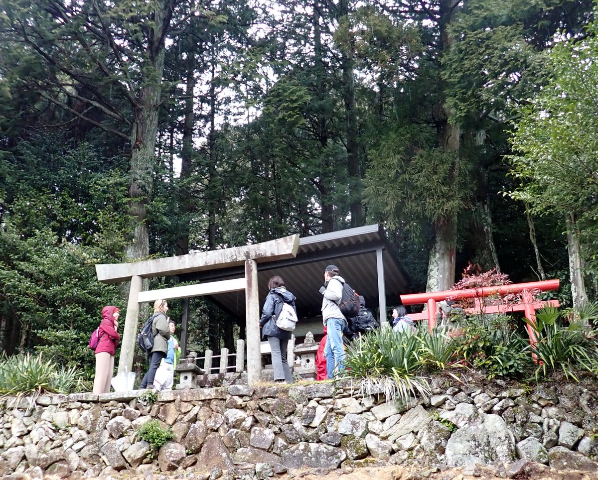 daizusensei's tweet photo. 【well-beingのココロ4】
江戸時代までの庶民の精神生活を考える上で、神仏習合は鍵となる。江戸時代にはどこでも神社の境内に別当寺というお寺があり、お寺の境内に鎮守社という神社があった。

これはどういうことなのか、今の私たちにとってはよくわからない。葬式は仏式と神式ではっきり分かれている。しかし、考えてみれば古い家には神���と仏壇が両方ある。私たちは初詣にお寺で除夜の鐘を聞いてお参りし、その足で神社にもお参りする。困ったときには助けを求めるのは「神様仏様」だ。

仏教の世界では平安時代に入ると、神様は仏様のなり代わりだという思想が生まれて広まっていく。本地垂迹（ほんじすいじゃく）説という。神社に祀られている神様を指して〇〇権現というところがあるが、権現とは、仏が神の姿で現れた、という意味だ。特定の神様に対応する仏様を本地仏（ほんじぶつ）と言い、例えばアマテラスオオミカミの本地仏は大日如来、イザナミノミコトの本地仏は観世音菩薩などなど。

飛鳥時代に大陸から仏教が伝わると、朝廷はこれを国家安寧を祈る有力な手段として取り入れ、原始的な神道と並んで重用した。仏教か神道かで朝廷内の権力争いになったわけだが、要は伝染病の退治などにどちらの効き目が強いかということが問題だった。深遠な教義と儀式の体系を持っている仏教に対して神道は押し込まれ、相対的に力を失うことになった。仏教側では仏様を神様の「後ろ盾」とすることで神道に対する優位を主張したのだろう。神道側では、神様をむしろ仏様で権威づけすることによって何とか権力の場に生き残るという戦略がとられたものと思う。

平安時代の後半に有力な武士の身分ながら出家して、聖として全国を遊行した西行の書いたものの中に、自分は本地垂迹の考えを支持するという旨の記述がある。当時、この考えをめぐって賛否の議論があったものだろう。ここに至って、神と仏は同じものになってしまった。私たちが「神仏」と神と仏をセットで言うようになった所以である。その結果、お寺の中にお社が作られ、神社の中に仏像が祀られるようになった。これが江戸時代までごく普通に見られた神仏習合の姿だ。

これが明治に入って国家から発せられた神仏分離令によって大きな変化が生じた。この変化は日本人の精神生活の歴史の上で決定的なものの一つであったと思う。
つづく
#自然じねんの哲学　https://t.co/knXPGCsM5y