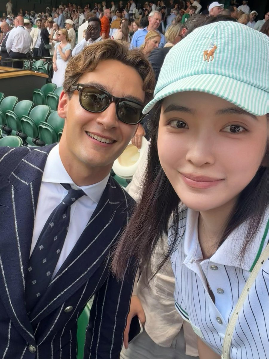 malfoytherin's tweet photo. George with fans at wimbledon yesterday! 

via Sean &amp; 我是唐艺 on xhs https://t.co/HOjpsgc0bp