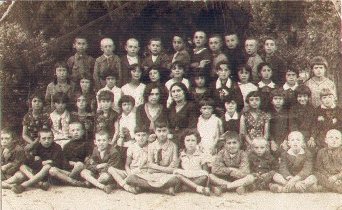 yadvashem's tweet photo. 85 years ago, #OTD 10 July 1941, in Jedwabne, then under German occupation, hundreds of Jewish men, women, and children were brutally murdered. Before their deaths, Jews were humiliated, beaten, and tortured; hundreds were driven into a barn and burned alive.

The perpetrators of this brutal massacre were local Poles from Jedwabne and the surrounding area, in some cases people who knew their victims personally. The pogrom drew on local antisemitism and hostility, and was shaped by Nazi antisemitic ideology and by the violence unleashed by German forces. 

The massacre is well documented in survivor and eyewitness testimonies, postwar investigations, and extensive historical research, including Jan T. Gross’s study Neighbors: The Destruction of the Jewish Community in Jedwabne, Poland and the IPN publication Wokół Jedwabnego.
 
This photograph shows an elementary school class in Jedwabne in 1933. Both Jewish and non-Jewish children attended the school together.