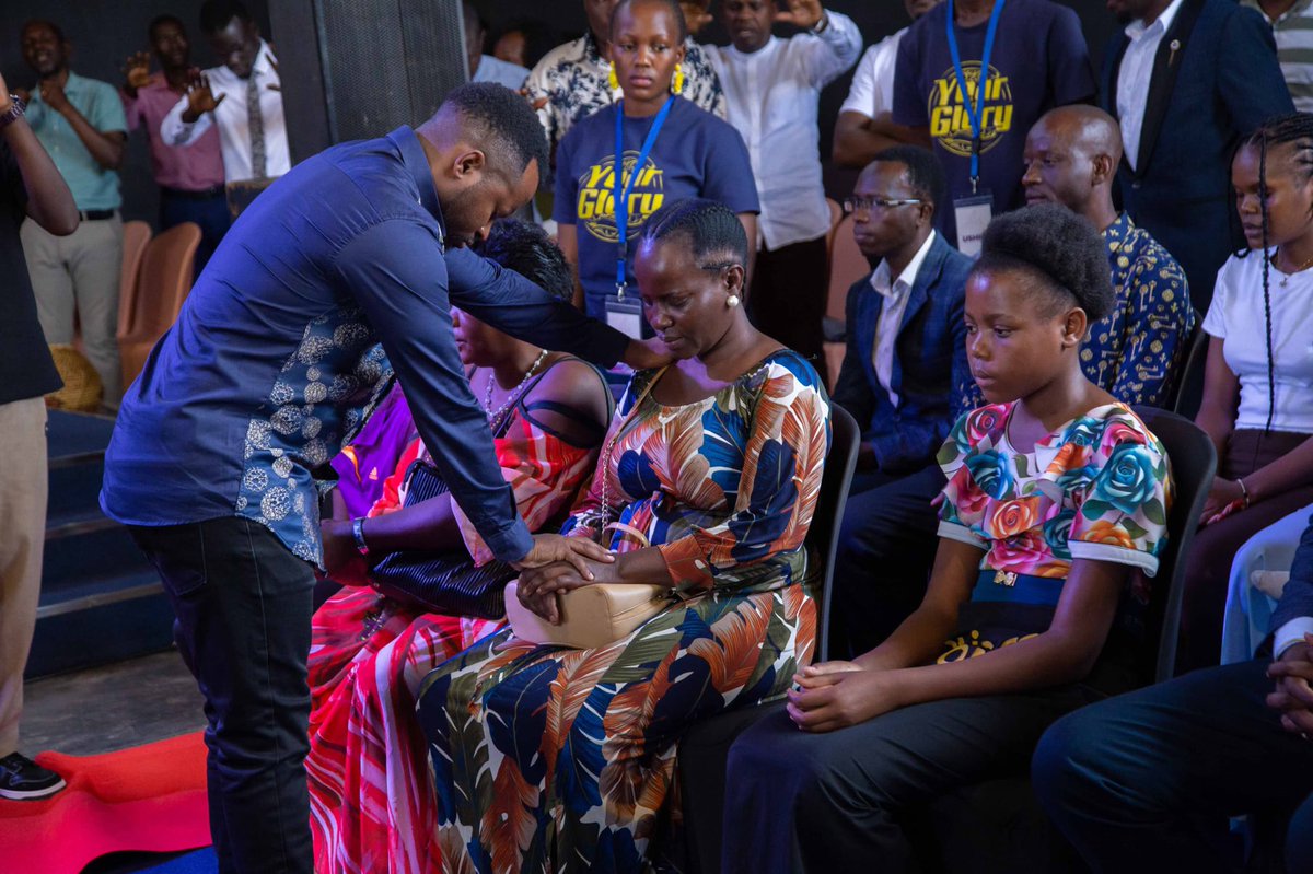 Cechesca7's tweet photo. Divine intervention begins where self-sufficiency ends. The miracle often starts the moment we stop trying to become our own savior.
(John 15:5; Proverbs 3:5-6)
#KingdomWomanConference
#DivineIntervention
#15daystogo https://t.co/dlGlC98SND