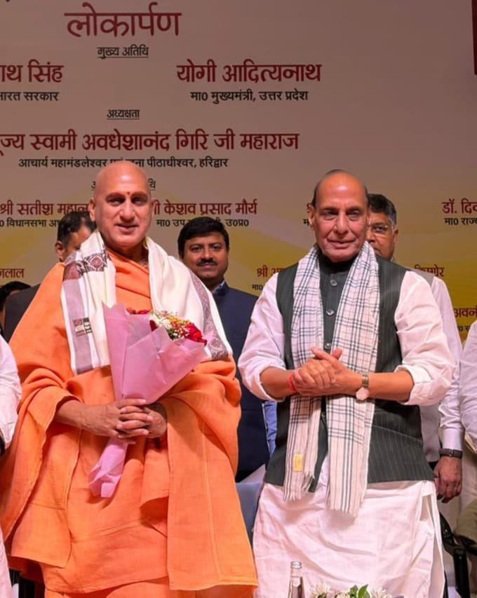 AvdheshanandG's tweet photo. सुदिनं सुदिनं जन्मदिनं तव, भवतु मंगलं जन्मदिनम्।
चिरं जीव कुरु पुण्यवर्धनम्, चिरं जीव कुरु कीर्तिवर्धनम्॥
सुदिनं पुनः पुनरावर्तताम्॥

 भारत की कालजयी सनातन संस्कृति एवं जीवन-मूल्यों के संवाहक तथा लोककल्याण एवं सुशासन के प्रति समर्पित भारत के यशस्वी केंद्रीय रक्षा मंत्री माननीय श्री राजनाथ सिंह जी को जन्मदिवस की हार्दिक शुभकामनाएँ।

आपका सौम्य व्यक्तित्व, सहज विनम्रता, सशक्त नेतृत्व, दूरदर्शी चिंतन तथा राष्ट्रहित के प्रति अखण्ड समर्पण करोड़ों भारतीयों के लिए प्रेरणा का स्रोत है। भारतीय सुरक्षा व्यवस्था को सुदृढ़ बनाने, रक्षा क्षेत्र में आत्मनिर्भरता का स्वर्णिम अध्याय लिखने तथा एक समर्थ, सुरक्षित और आत्मविश्वासी भारत के निर्माण में आपका योगदान अत्यंत प्रशंसनीय एवं ऐतिहासिक है। शासन, प्रशासन और राष्ट्रीय नीति के विविध आयामों पर आपकी गहन दृष्टि, अनुभव एवं निर्णय क्षमता राष्ट्रजीवन को निरंतर नई दिशा प्रदान कर रही है।

परमपिता परमेश्वर से प्रार्थना है कि आपको उत्तम स्वास्थ्य, दीर्घायु, अक्षुण्ण यश, अदम्य ऊर्जा एवं सतत् राष्ट्रसेवा का सामर्थ्य प्रदान करें ताकि आपके नेतृत्व में भारत निरंतर वैभव, सुरक्षा, समृद्धि और गौरव के शिखरों का स्पर्श करता रहे।
शुभमस्तु। मंगलमस्तु। 

#राजनाथसिंह   #रक्षामंत्री 
@rajnathsingh @NeerajSinghSays @PankajSinghBJP