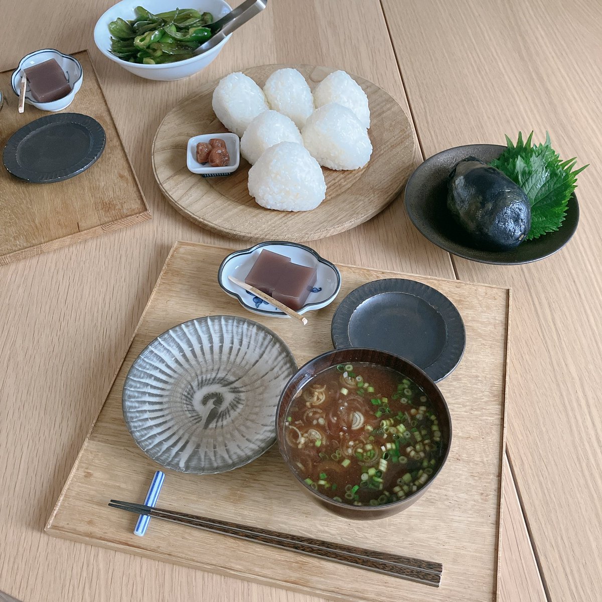 chihacenti's tweet photo. 夏らしくなったのでお昼は水茄子を裂く。水茄子があるときは塩むすびにしがち。 https://t.co/6HwRgGs8Mr