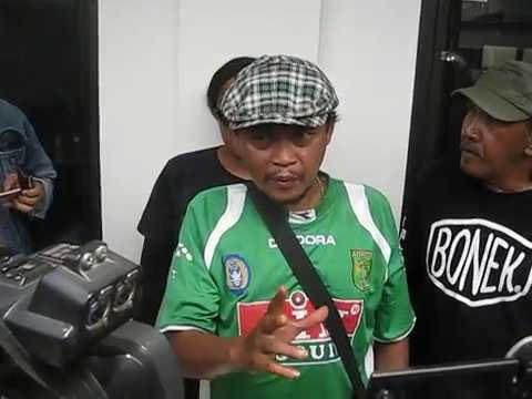 MafiaWasit's tweet photo. Turut berduka cita atas berpulangnya Andie Peci.

Sosok yang berdiri di barisan terdepan memperjuangkan klubnya saat menghadapi ancaman dimatikan dan dikloning. Terima kasih atas dedikasi dan perjuangannya untuk sepak bola Indonesia.

Selamat jalan, Andie Peci. Semoga damai di sisi-Nya.