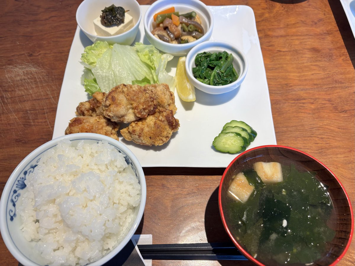 Mori_fukuro's tweet photo. フクロらんchi
唐揚げ定食ドリンクデザート付き！
小鉢たくさんで美味しかったよ😋 https://t.co/DHARwvzmcZ