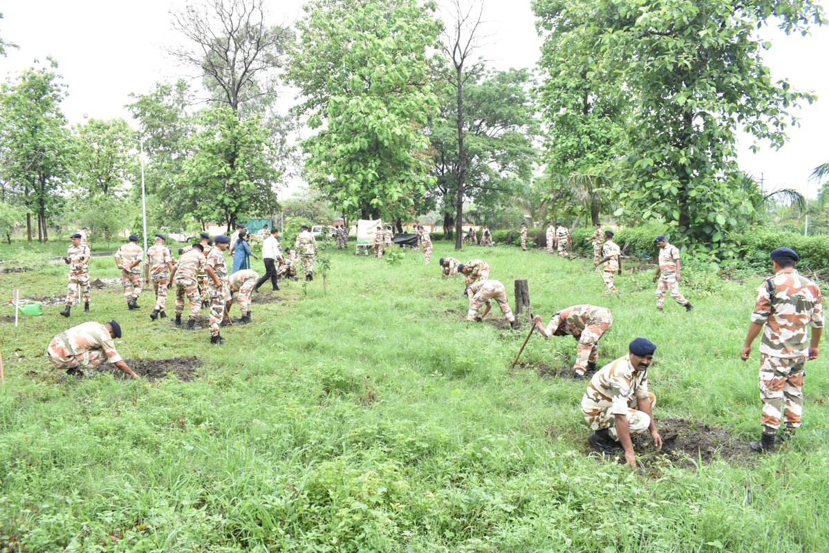 ITBP_official's tweet photo. धरती माँ को हरा-भरा बनाने का संकल्प। 

34वीं वाहिनी #ITBP, हल्दूचौड़ में कमांडेंट राजेश कुमार जोशी के नेतृत्व में पौधारोपण अभियान चलाया गया। #Himveers ने फलदार एवं छायादार पौधे लगाकर पर्यावरण संरक्षण और हरित भविष्य का संदेश दिया। 🇮🇳 #EkPedMaaKeNaam #PlantationDrive https://t.co/kvsBJMIPwu