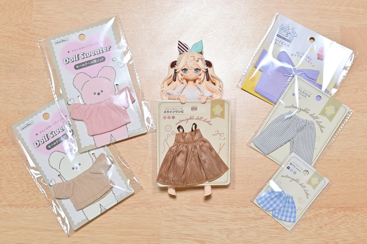 violet_cabbage's tweet photo. 着用していた洋服を目の前に並べて、下着姿で一緒に写真撮影。なんかエッチだな…じゃなかった。セリアでドール＆ぬい用の衣装を色々買ってきたので、楽しい着せ替えタイムです。アリスちゃんはブラウンのＡラインワンピが特に気に入ったみたい👗 #SugaryGirls https://t.co/7vwYcmSqmd