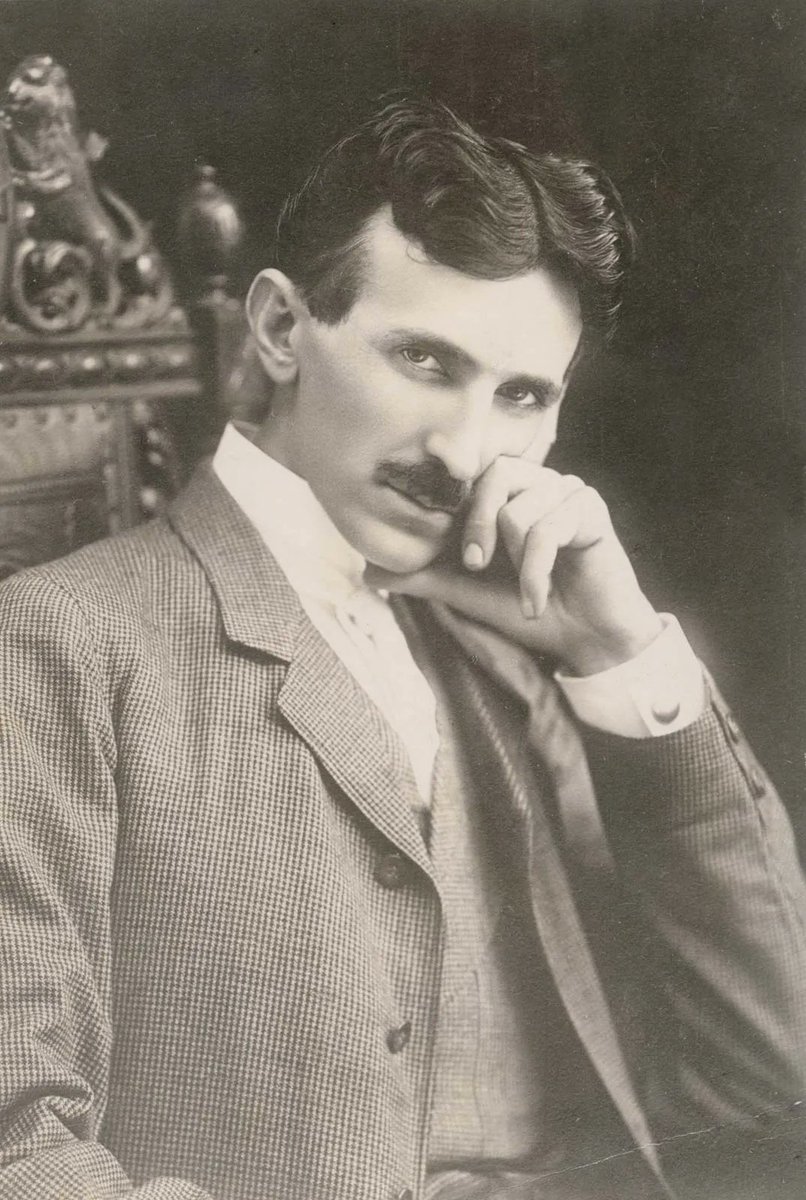 cateterdoblej's tweet photo. El 10/07/1856 nació Nikola Tesla. Aunque no fue médico, sus investigaciones con corrientes de alta frecuencia impulsaron el estudio de la interacción entre la electricidad y los tejidos biológicos. Aquellos experimentos inspiraron el desarrollo de la diatermia (empleada hoy en electrobisturí, coagulación de vasos sanguíneos, cirugía y fisioterapia) y contribuyeron a comprender los riesgos de la exposición a los rayos X. Un legado también presente en la #HistoriaMedicina.