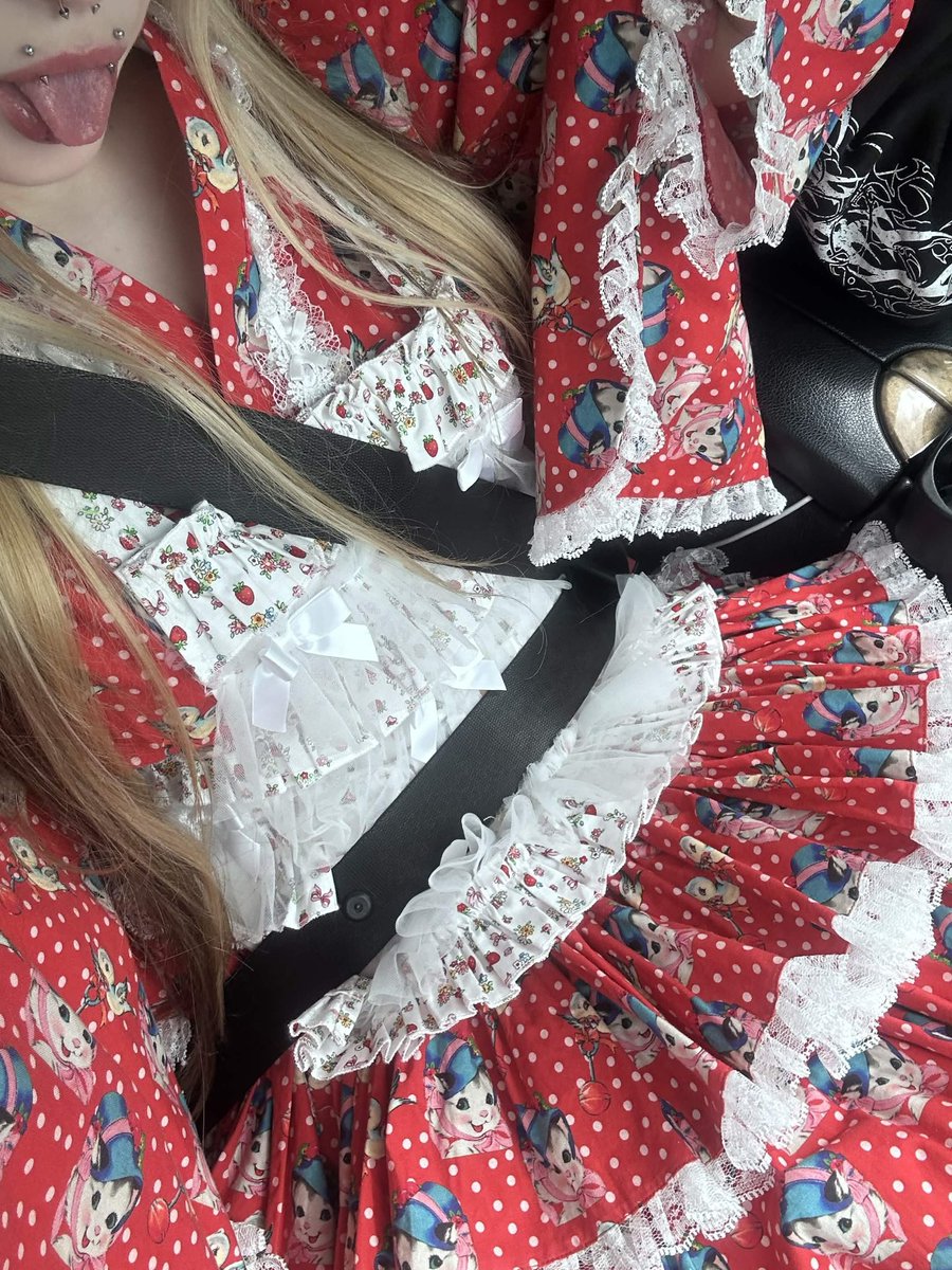 actuallyfailure's tweet photo. This outfit is soo cute =^•^= https://t.co/z68WXHdnLz
