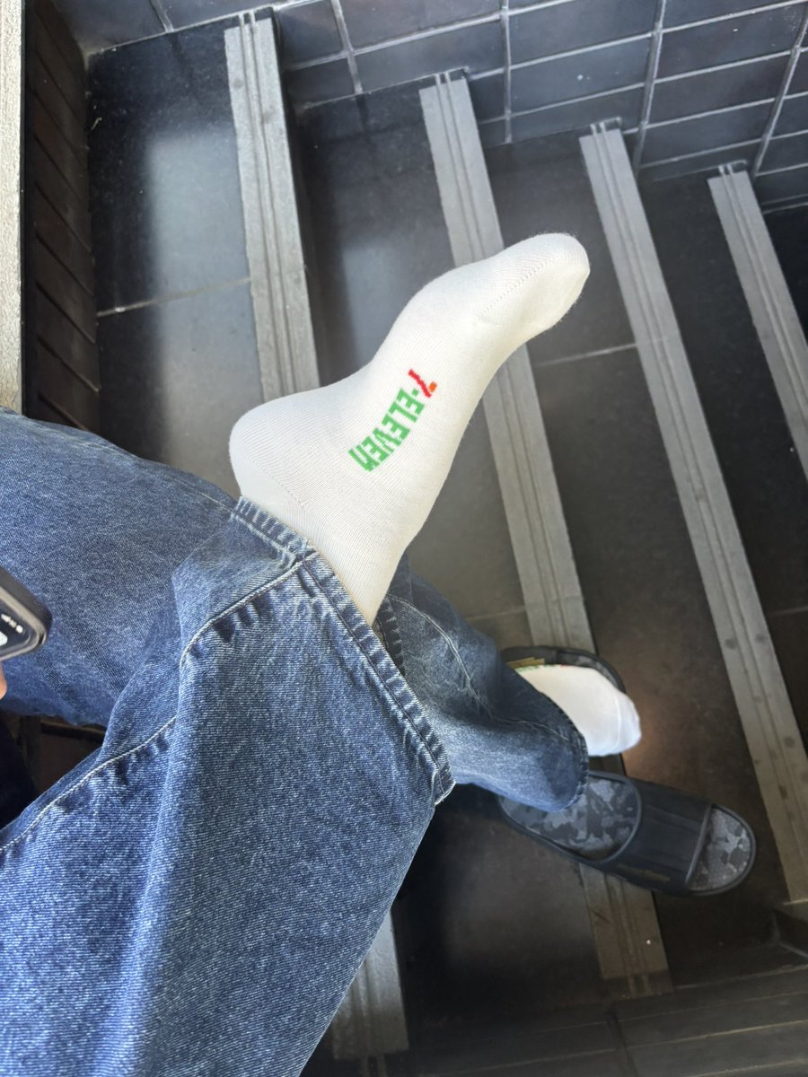 Neochan_0910's tweet photo. リア友がサンダル履いてたけど、足すりむけてセブンの靴下買って履き始めたwww
ちなみに500円
#サンダル
#セブンイレブン https://t.co/zalbCWCUlf