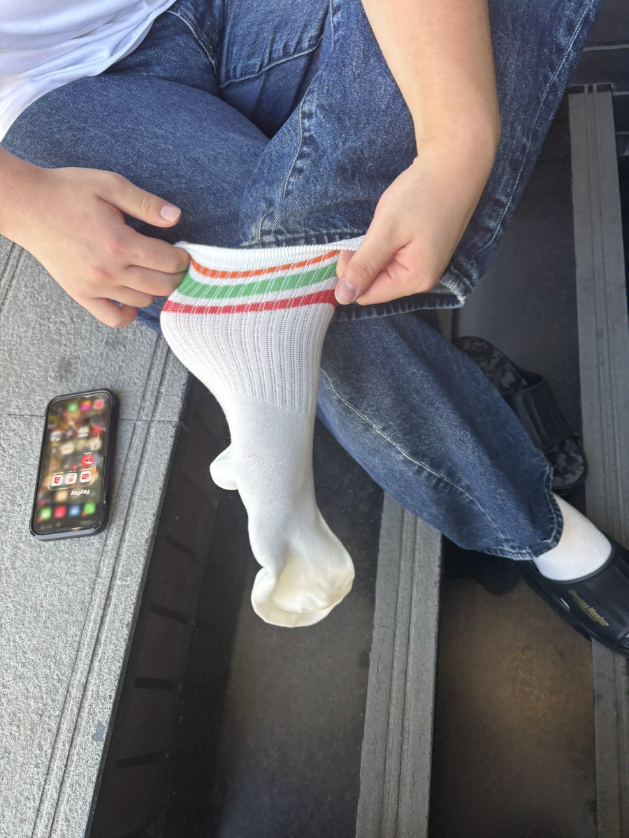 Neochan_0910's tweet photo. リア友がサンダル履いてたけど、足すりむけてセブンの靴下買って履き始めたwww
ちなみに500円
#サンダル
#セブンイレブン https://t.co/zalbCWCUlf