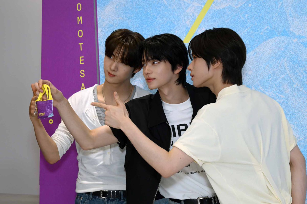 oricon's tweet photo. TWS、さわやかファッションで
キュートな愛嬌披露💕
⠀
韓国発デパート
「THE HYUNDAI（ザ・ヒョンデ）」
オープン内覧会＆フォトコールに登場
⠀
＜📸写真16枚＞
三吉彩花、CUTIE STREET、HAUM(KiiiKiii)も
https://t.co/U3oA83PvD3
⠀
#TWS https://t.co/64igd5nrhZ