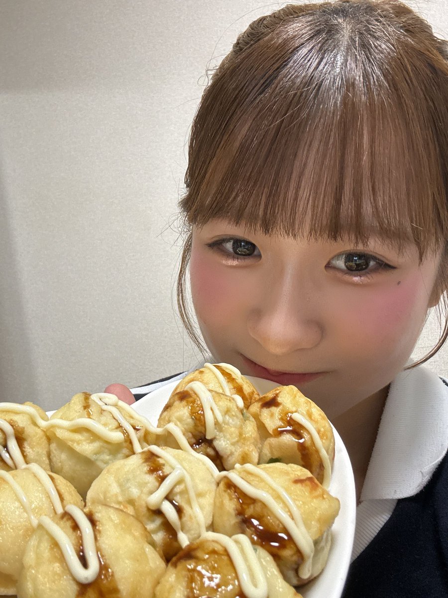 yukisaki_ui's tweet photo. 今日のお菓子は
どないやさんの
🐙冷凍たこ焼き🐙を頂きました‼️

昼ごはんも食べたあとだから、
何個食べようか迷ったんだけど
美味しそうすぎて欲張って10個レンチンしたらぺろりと完食😋♡♡

モチモチで本当に美味しい！！
しかも30個入りだから最高です️！ https://t.co/vWCJ6FLpzp