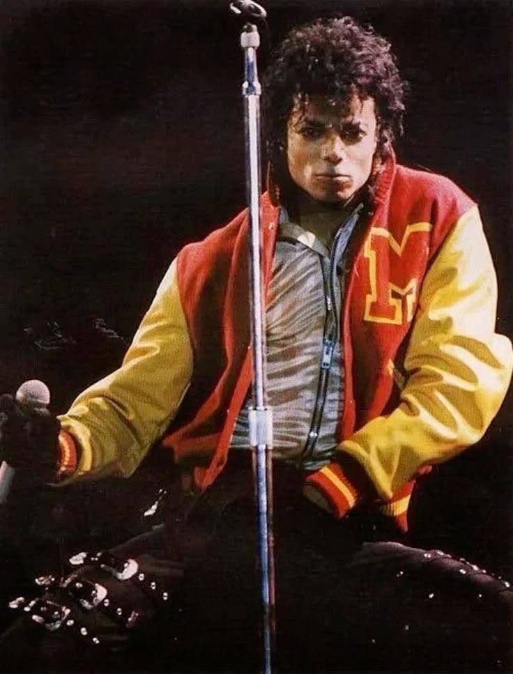 superflysestar's tweet photo. red varsity jacket with black gloves woah 🤤 https://t.co/o7xtYGYbfy