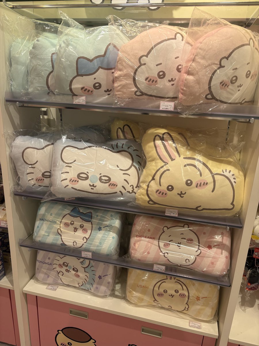 yx006z's tweet photo. 名古屋のコラボカフェも早く…！✨

このクッション欲しかったやつだから現物見れたのは良かったけど、既に大量のクッションとぬいぐるみだらけなのにいるか…？て気持ちと、もう少し大きかったらなと思うから悩みどころ………。でもこの寝そべりだいすきかわいい🫠 https://t.co/VUPgKRpM0j