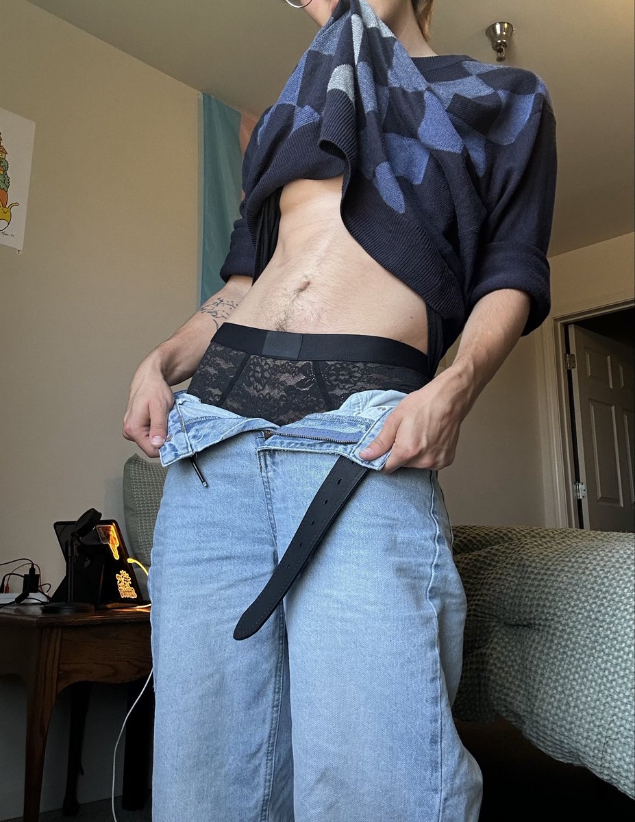 S1eepyCipher's tweet photo. Who doesn’t love some casual tummy posting? https://t.co/T9xzxuBNKL