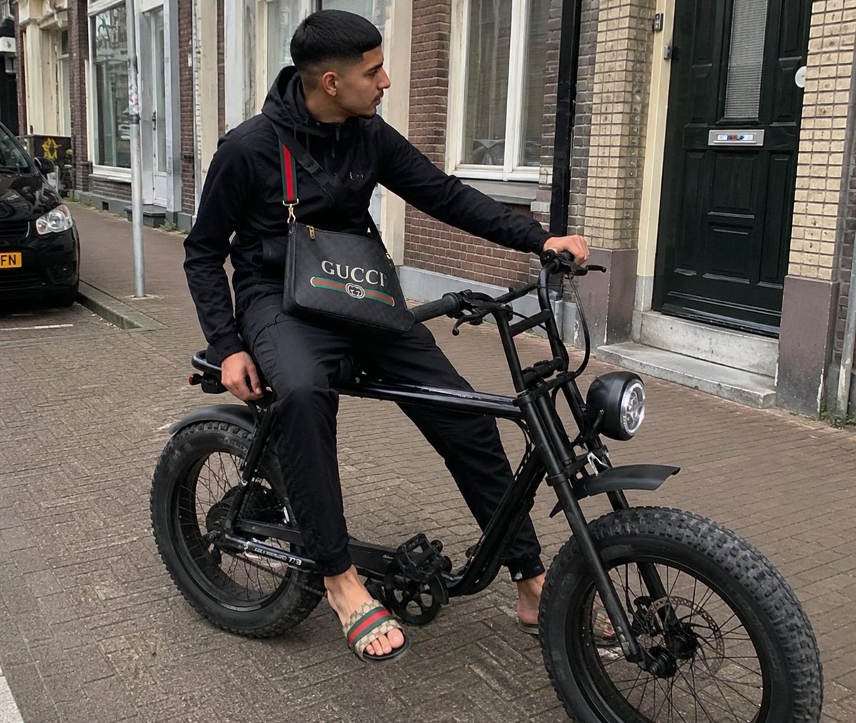 Veendam2017's tweet photo. Nederland is de overlast door Marokkaantjes beu. Alle Marokkaantjes krijgen een voorstel. Nog in 2026 terug naar Marokko. Ze krijgen mee:
- 6 maanden hun uitkering 
- 200 euro bonus
- fatbike (tot 1500 euro)
- een nep Gucci tas
#Goedemorgen #maroc #Marokko #omvolking https://t.co/F1lP5flgy6