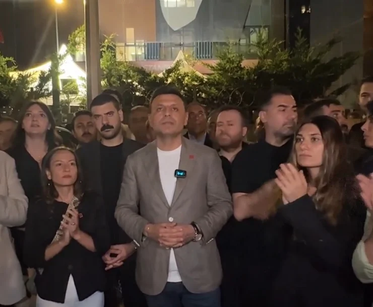 CHP İstanbul İl Binasına Polis Müdahalesi: İmamoğlu Pankartı İndirildi