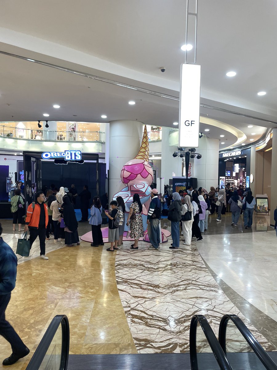 plumpypum's tweet photo. buset……sampai lotte kaget banget disuguhi pemandangan orang-orang pada antre rame bangeeet di atriummm😭

ngang ngong ada apa ini tapi ends up ikutan ngantri juga karena penasaran 🫢 https://t.co/XLl8tXjGRZ