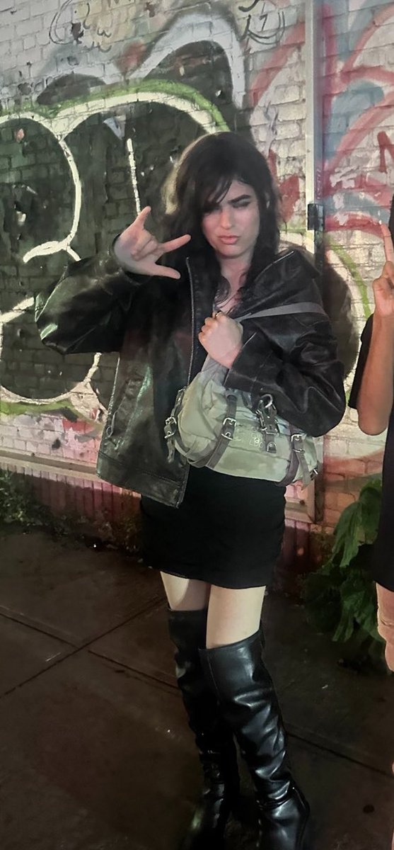 swagphob1c's tweet photo. might be one of the underscores outfits of all time shes so cutieful https://t.co/BYgWhD9k8N