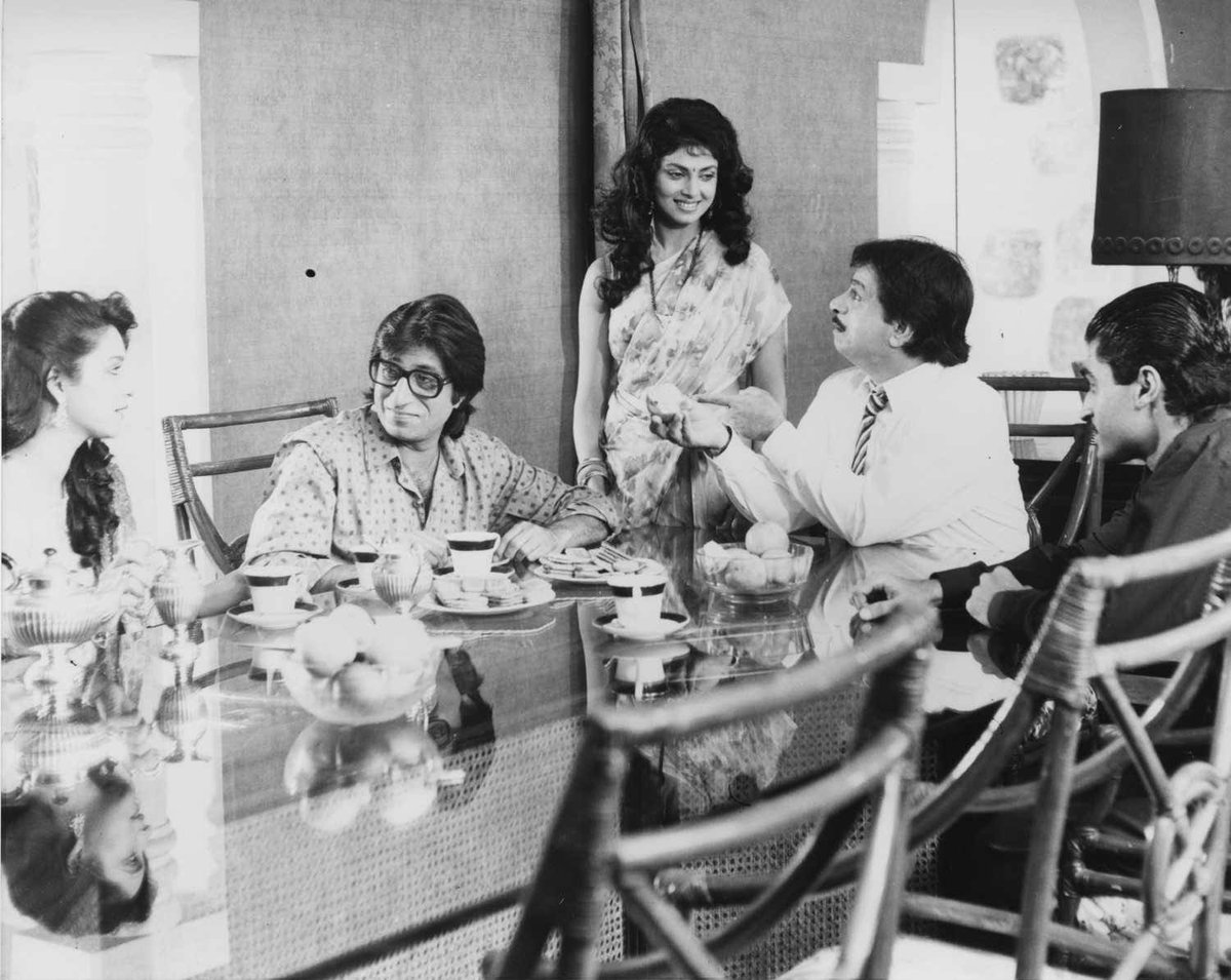 BollyMemories's tweet photo. #34YearsOfHoneymoon 10Jul1992
#RishiKapoor #VarshaUsgaonkar #AshwiniBhave #KaderKhan #ShaktiKapoor #Bindu #MohnishBahl
#Majrooh #VarmaMalik
#MGHashmat
#AnandMilind
#SurendraMohan https://t.co/TVTWm5oJ2a