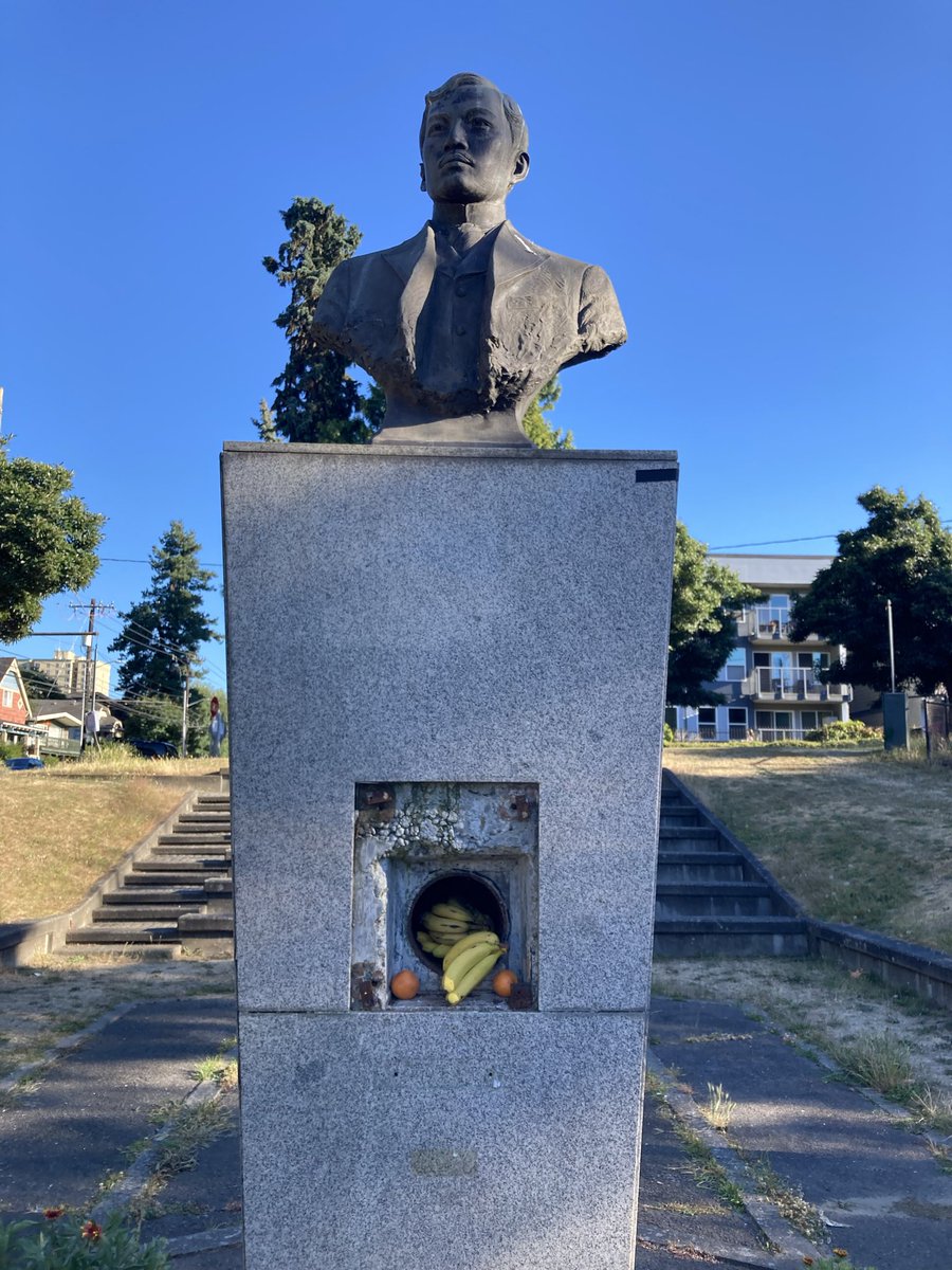 seabeamer's tweet photo. free bananas at Jose Rizal Park today https://t.co/3JgUfXFwjA