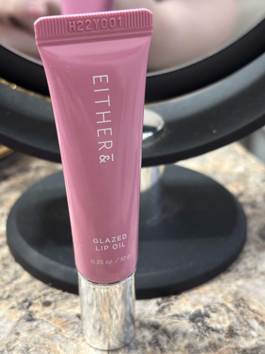 Charatoria's tweet photo. I got the opportunity to try this lip oil by Either&amp;! It's very light and hydrating on the lips, the color Bonny is a pale buildable cool pink and it's perfect for summer! I highly recommend!! #YesStyle #YesStyleInfluencers #YesStyleReview #EITHER&amp; @eitherand_global_official https://t.co/SlVJBB1XPI