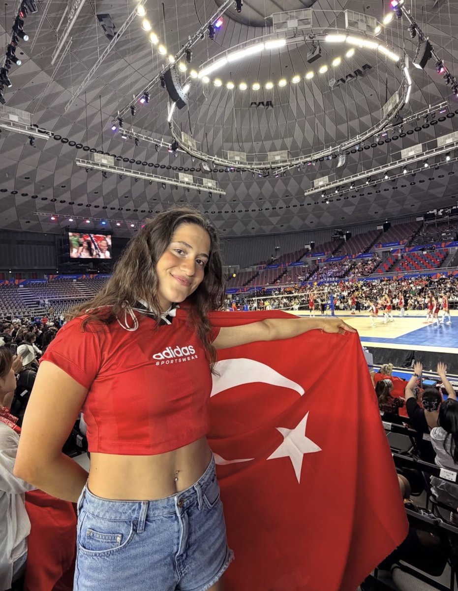 er_volley's tweet photo. 🇹🇷 Milli yüzücü Aysu Türkoğlu, Japonya’da Filenin Sultanları’nın yanında. https://t.co/c0b339NwpI