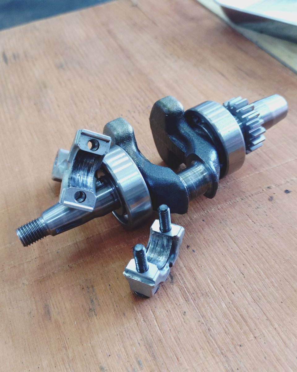 JSPTOKAI's tweet photo. ホンダ2馬力船外機

走行中にエンジン停止、リコイルも引けない症状

分解すると、クランクとコンロッドが焼き付き、変形していました

原因はオイル量不足の可能性があります
オイル点検は忘れずに！
 
#JSPTOKAI #ホンダ2馬力 #ホンダ船外機 #2馬力船外機 #船外機 #船外機修理 #四日市市 #三重県 https://t.co/5KOanWXGhP