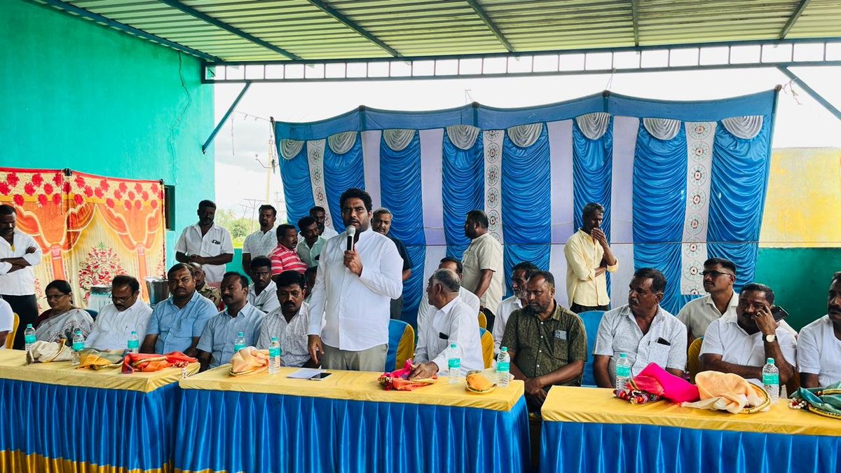 AnilChikkamadu's tweet photo. ಇಂದು ನನ್ನ ಮತಕ್ಷೇತ್ರದ ಡಿ. ಮಟಕೆರೆ ಗ್ರಾಮದಲ್ಲಿರುವ ಶ್ರೀ ರಾಮಲಿಂಗೇಶ್ವರ ದೇವಾಲಯಕ್ಕೆ ಭೇಟಿ ನೀಡಿ, ದೇವರ ದರ್ಶನ ಪಡೆದು ವಿಶೇಷ ಪೂಜೆ ಸಲ್ಲಿಸಿದೆ. ಬಳಿಕ ಭಕ್ತರ ಬಹುಕಾಲದ ಆಶಯವಾಗಿದ್ದ ದೇವಾಲಯದ ಜೀರ್ಣೋದ್ಧಾರ ಕಾಮಗಾರಿಗೆ 1 ಕೋಟಿ ರೂಪಾಯಿಗಳ ವೆಚ್ಚದಲ್ಲಿ ಗುದ್ದಲಿ ಪೂಜೆ ನೆರವೇರಿಸಿ ಚಾಲನೆ ನೀಡಲಾಯಿತು. https://t.co/OoDADKkAuB