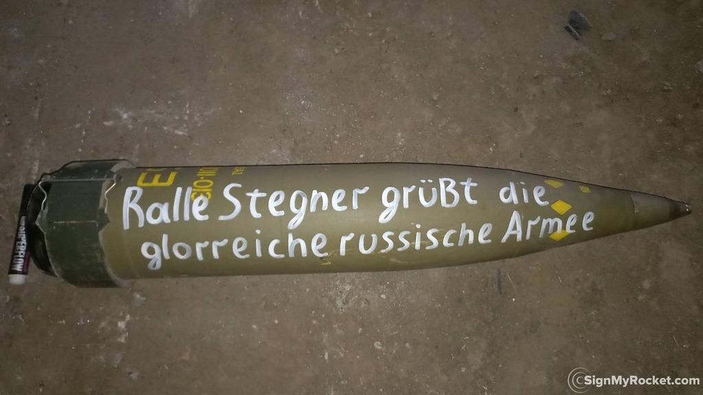 jono0815's tweet photo. Du kannst dich bei dem unbekannten Spender bedanken,der deine Grüße an die glorreiche russische Armee ausrichten lassen hat. Ich weiß nicht,wieso du immer noch nicht verstehst,dass man mit Putin ebenso wenig über Frieden verhandeln kann wienmit anderen Diktatoren https://t.co/bBS1dAIlYF