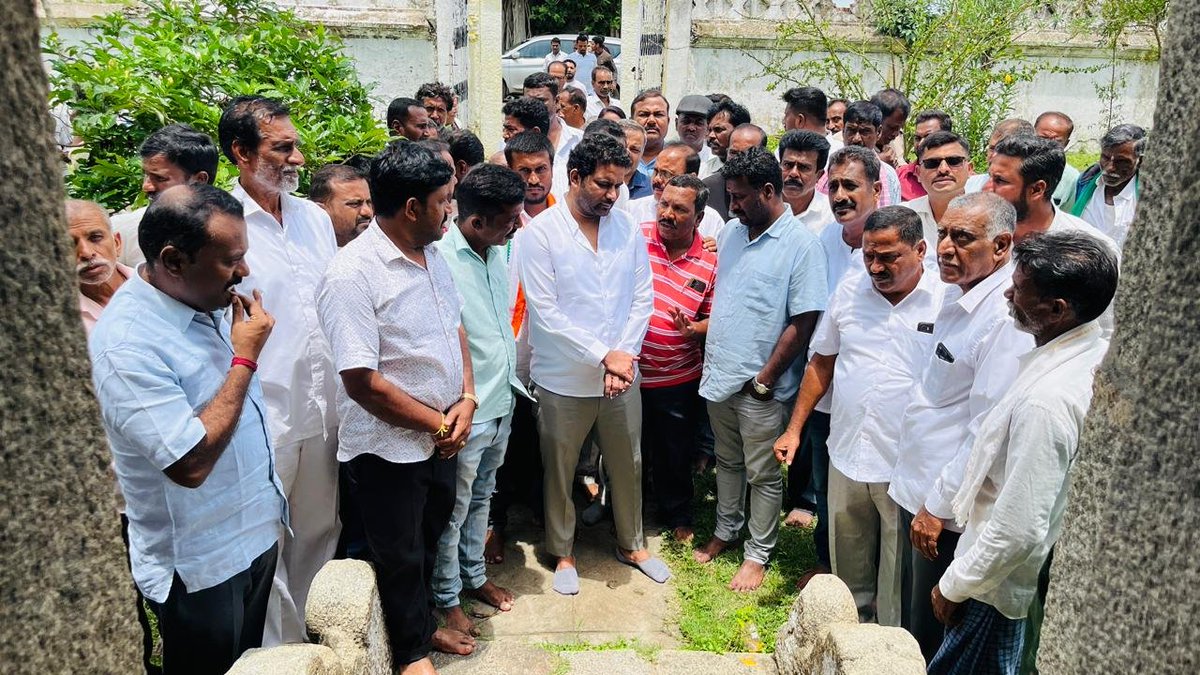 AnilChikkamadu's tweet photo. ಇಂದು ನನ್ನ ಮತಕ್ಷೇತ್ರದ ಡಿ. ಮಟಕೆರೆ ಗ್ರಾಮದಲ್ಲಿರುವ ಶ್ರೀ ರಾಮಲಿಂಗೇಶ್ವರ ದೇವಾಲಯಕ್ಕೆ ಭೇಟಿ ನೀಡಿ, ದೇವರ ದರ್ಶನ ಪಡೆದು ವಿಶೇಷ ಪೂಜೆ ಸಲ್ಲಿಸಿದೆ. ಬಳಿಕ ಭಕ್ತರ ಬಹುಕಾಲದ ಆಶಯವಾಗಿದ್ದ ದೇವಾಲಯದ ಜೀರ್ಣೋದ್ಧಾರ ಕಾಮಗಾರಿಗೆ 1 ಕೋಟಿ ರೂಪಾಯಿಗಳ ವೆಚ್ಚದಲ್ಲಿ ಗುದ್ದಲಿ ಪೂಜೆ ನೆರವೇರಿಸಿ ಚಾಲನೆ ನೀಡಲಾಯಿತು. https://t.co/OoDADKkAuB