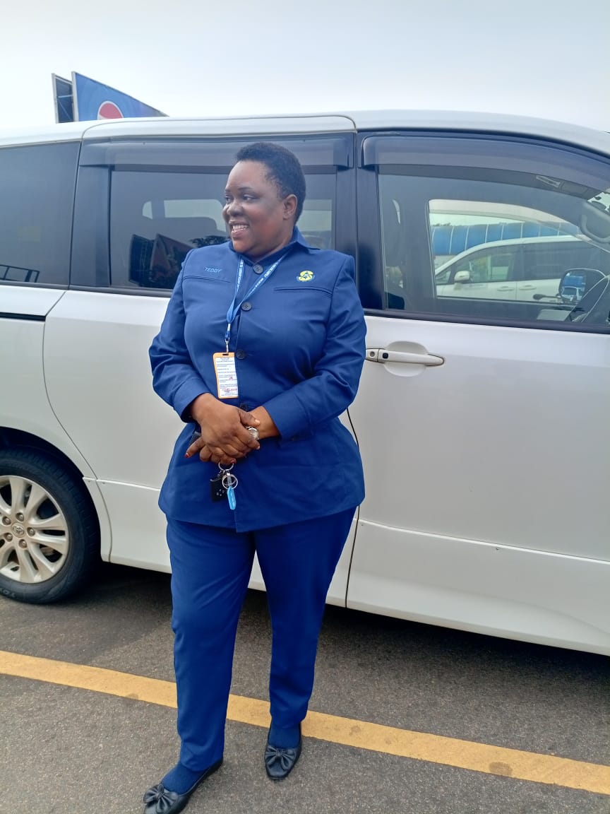 godmpamu's tweet photo. @wekesa_amos @_GL_Collection Teddy is our dedicated, professional Airport driver.
She's here to handle your pickups and drops with care.

🚙🧳 Around Entebbe: From 10$ (35,000 UGX)
🚙🧳 Around Kampala: From 32$ (115,000 UGX)

Airport transfers made easy.

To book: WhatsApp +256 731 955 904 https://t.co/Po4kBSxJ7Y